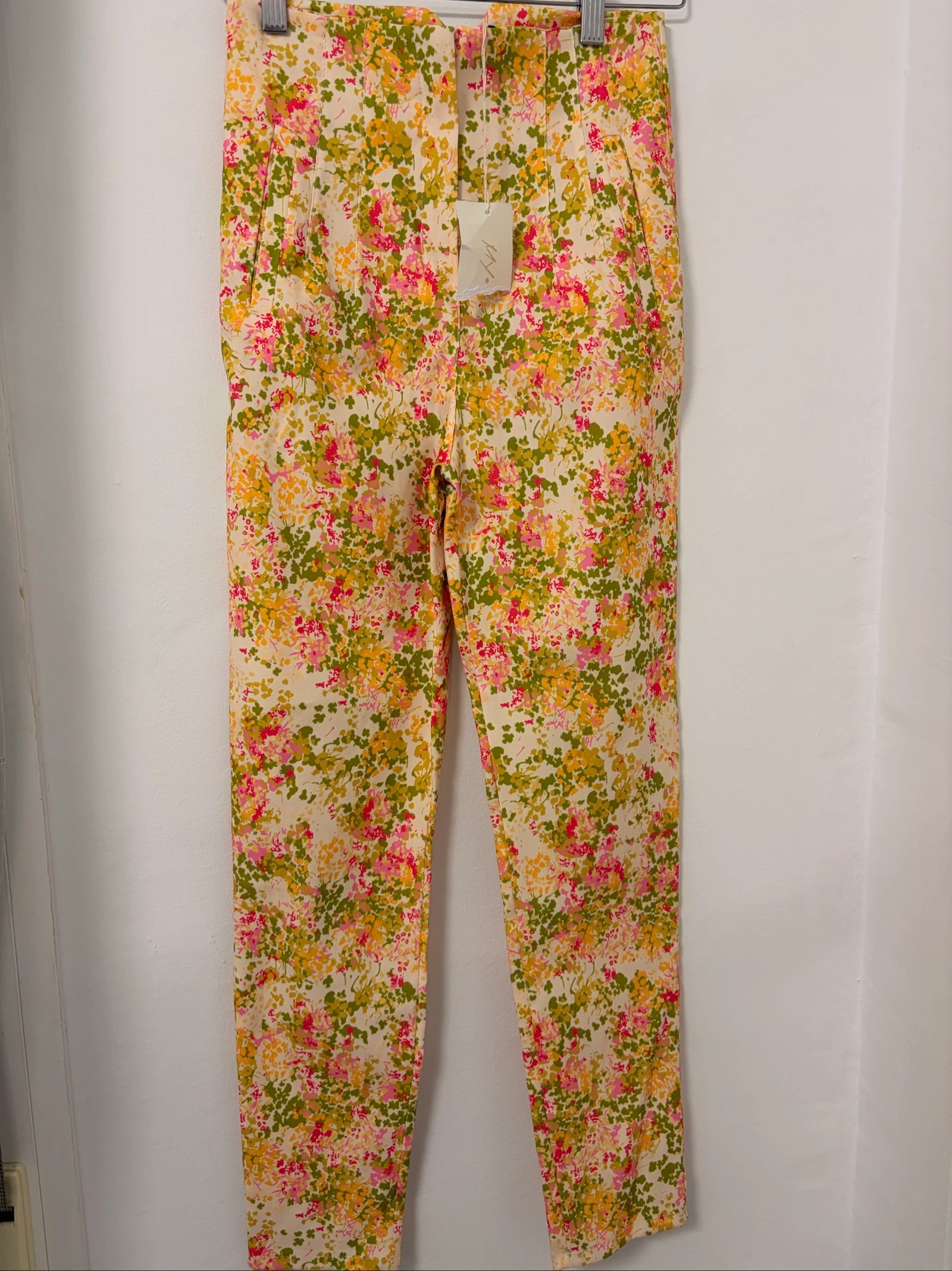 Pantalón pitillo flores tiro alto